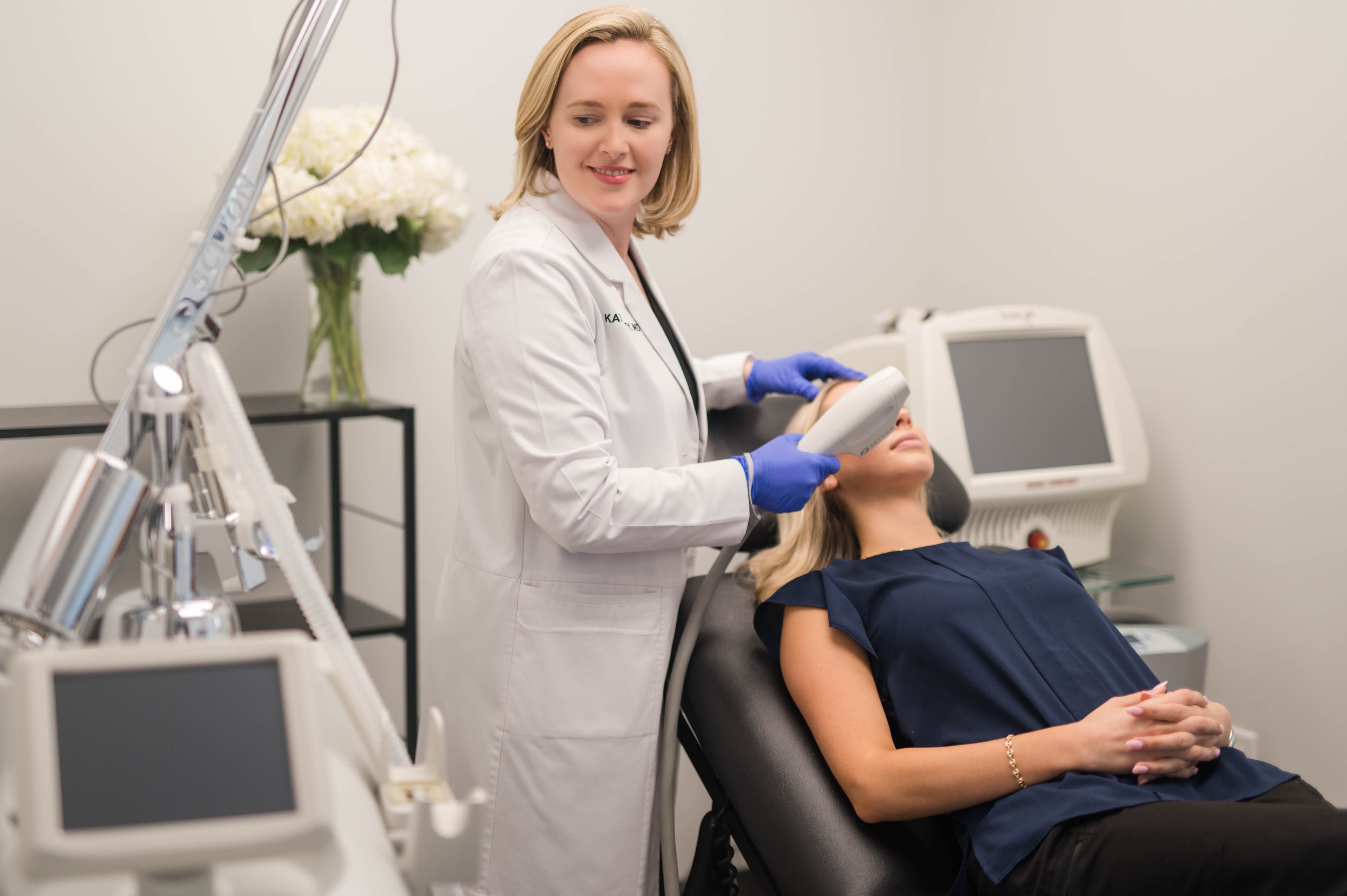 Dr. Kat Kesty performing advanced laser blepharoplasty treatment on female patient